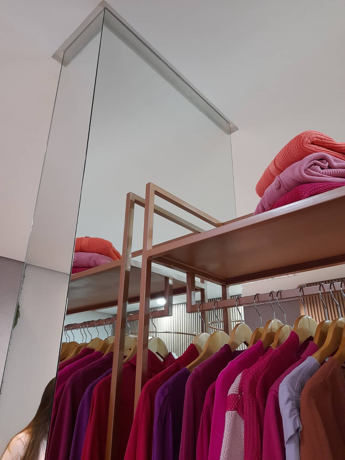 Arara com roupas coloridas e espelho