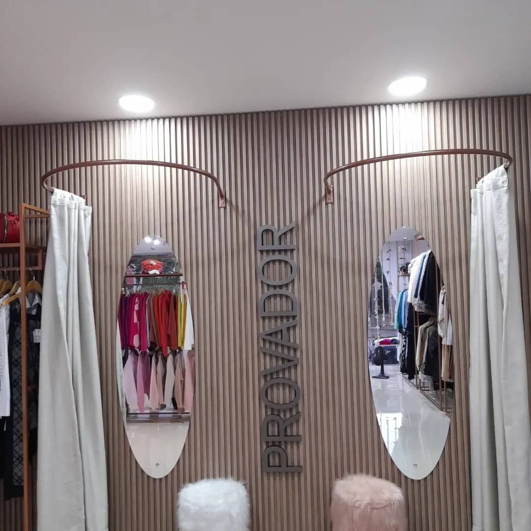 Provadores com ripado, cortinas e espelhos ovais