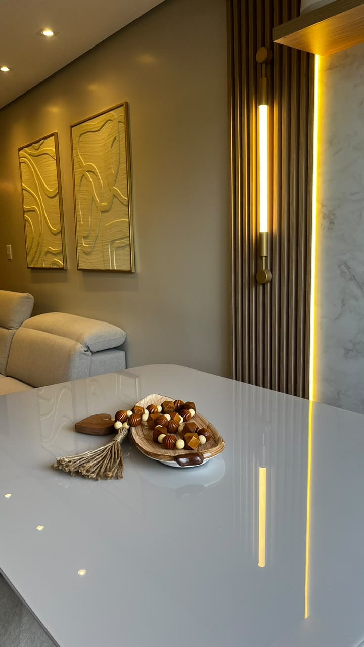 Mesa de jantar com quadros e ripado iluminado