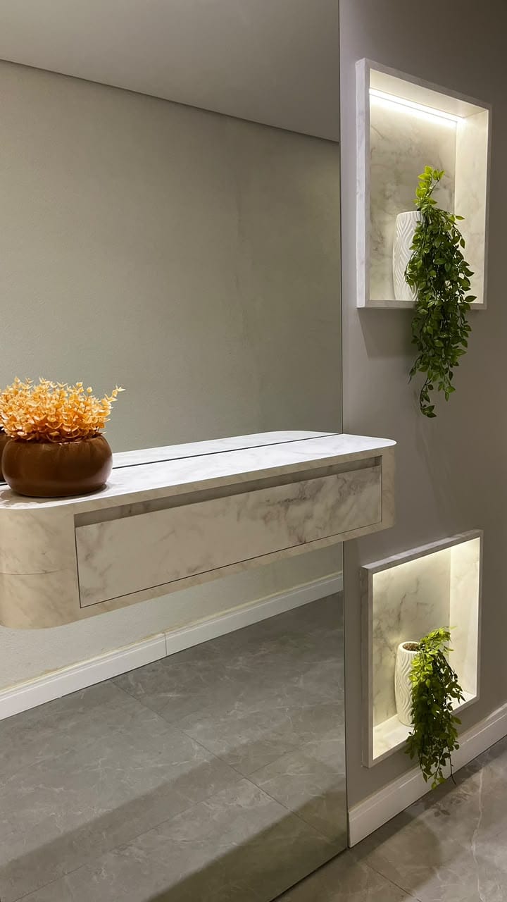 Aparador suspenso com nichos iluminados e plantas