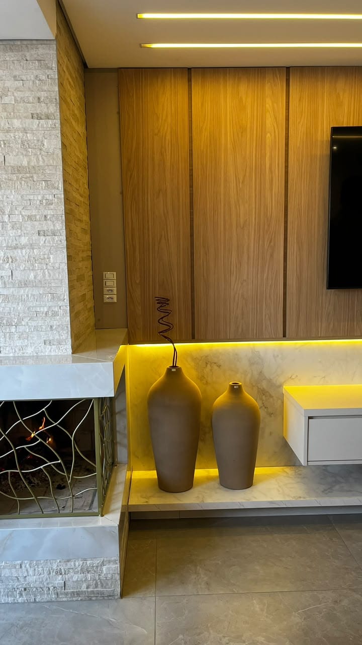 Detalhe da lareira e do rack com fita de LED