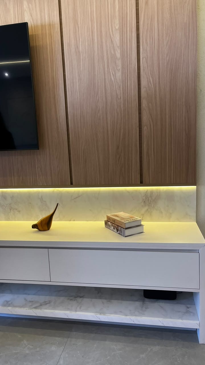 Painel amadeirado com rack suspenso iluminado