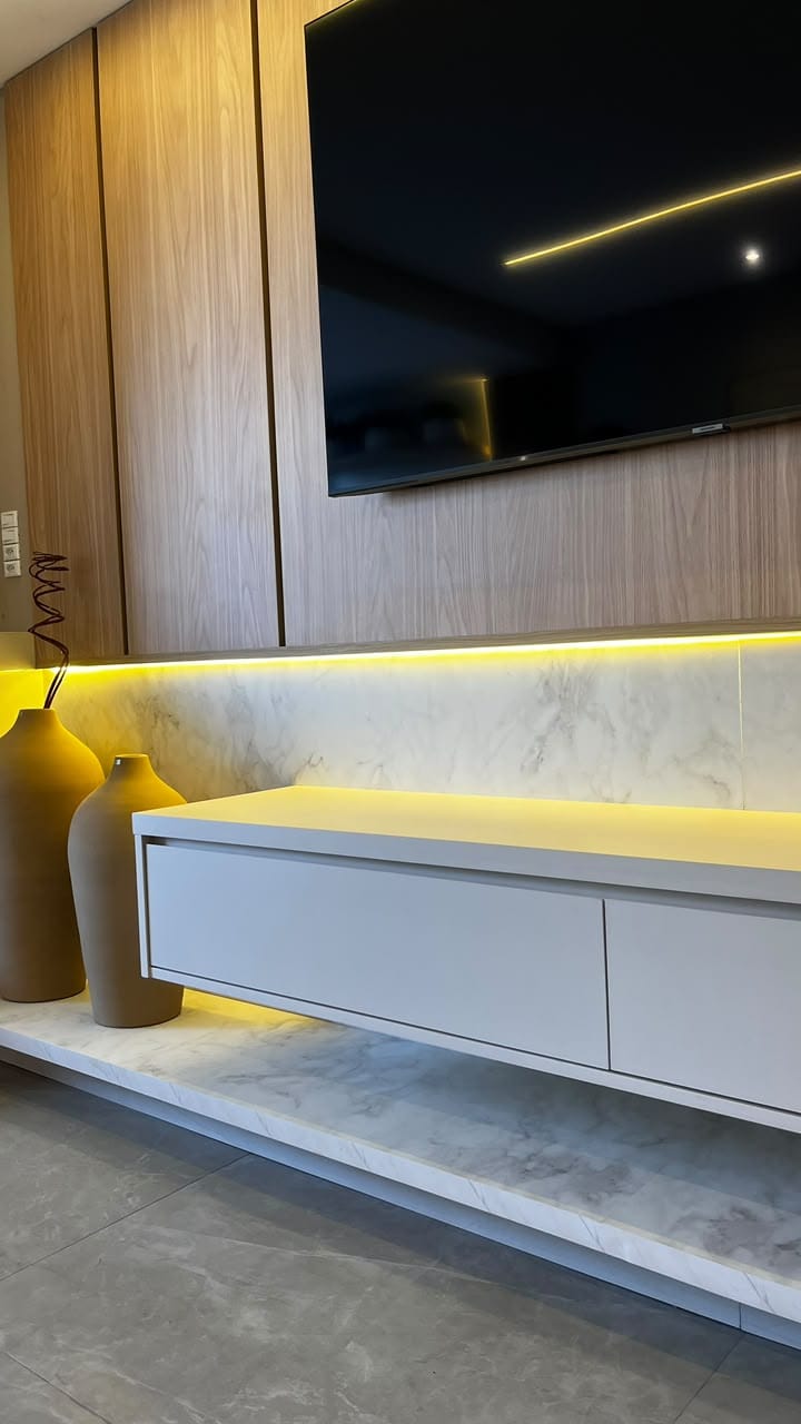 Painel de TV com rack branco e iluminação