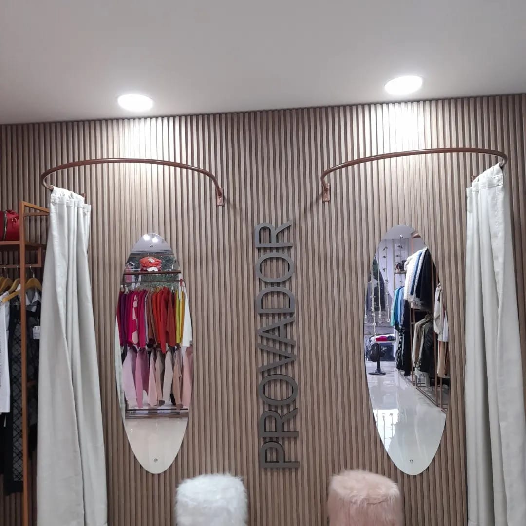 Provadores com ripado, cortinas e espelhos ovais