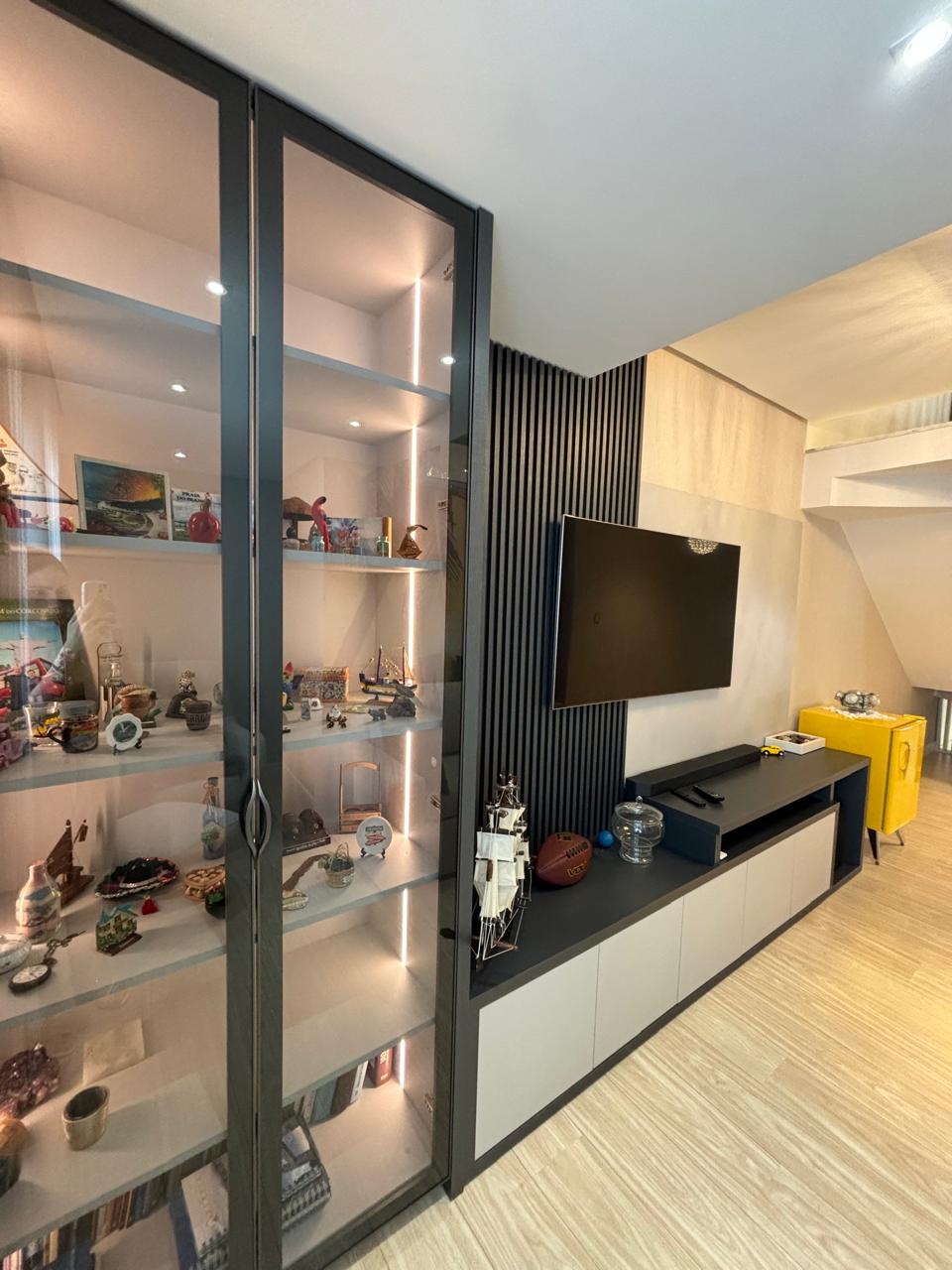 Vitrine com portas de vidro e prateleiras iluminadas