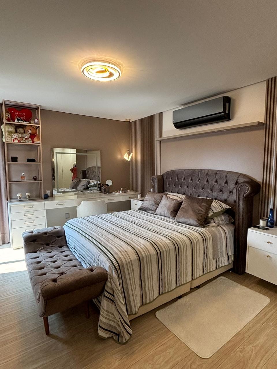 Suíte vista de frente, com cama e penteadeira