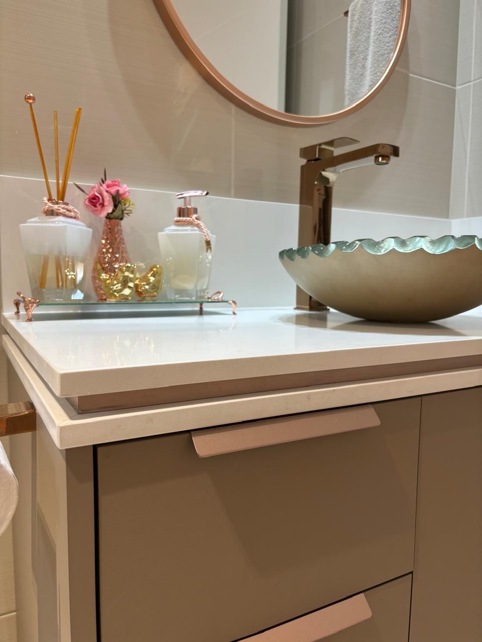 Detalhe da cuba de apoio com metais em rose gold