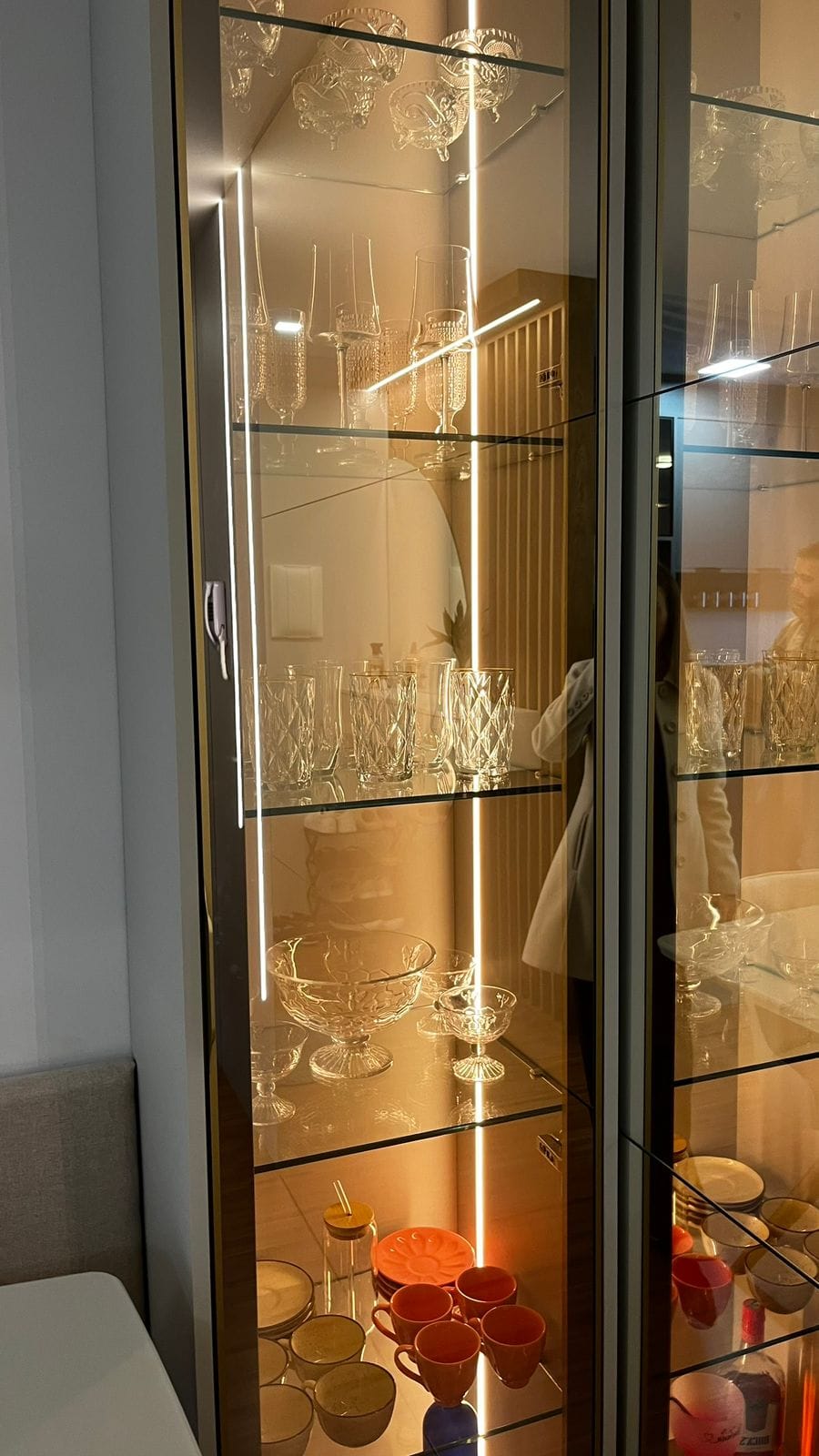 Cristaleira com prateleiras de vidro e iluminação