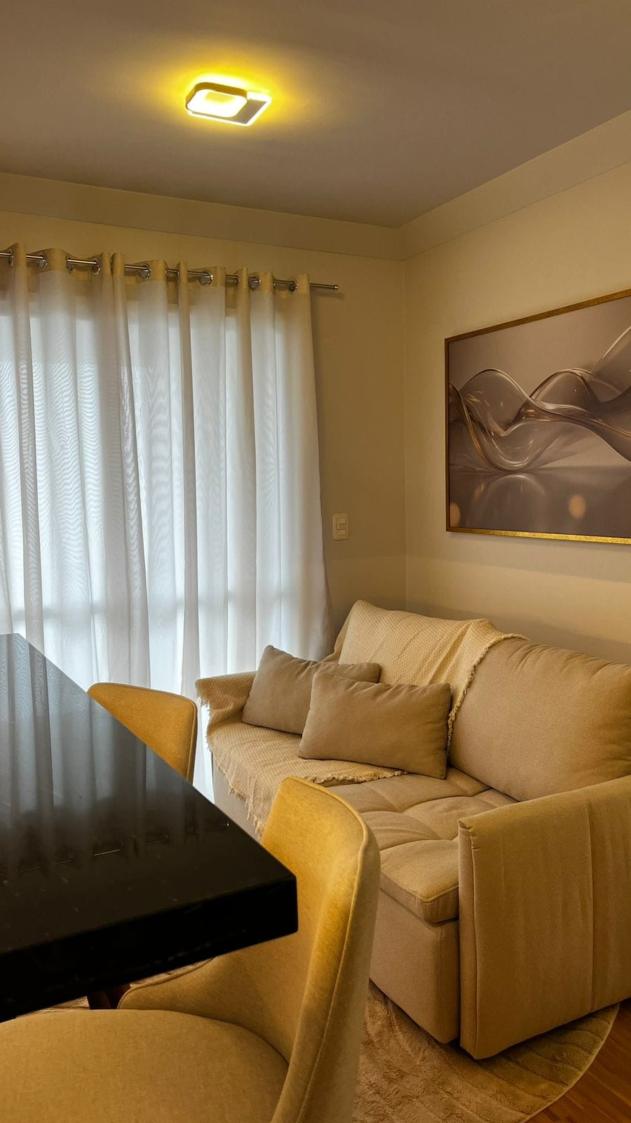 Estar com sofá claro e quadro na parede