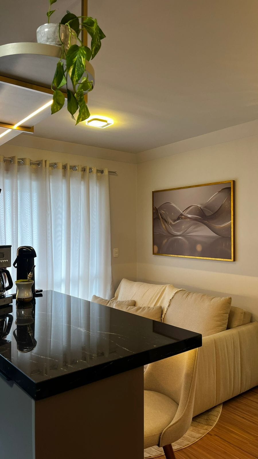 Bancada preta com vista para a sala de estar