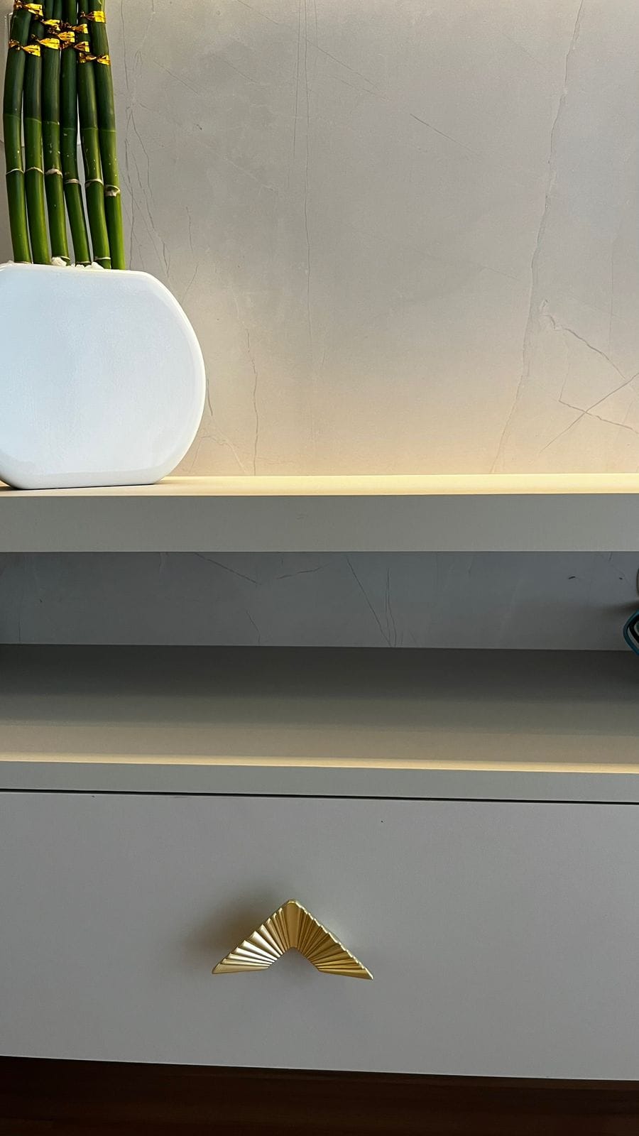 Detalhe do aparador branco com puxador dourado