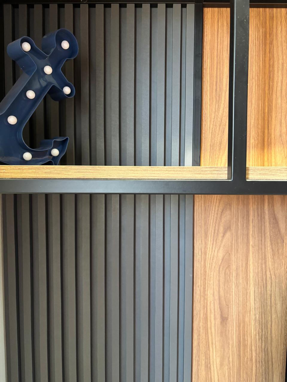 Painel ripado com prateleiras e luminária em forma de âncora