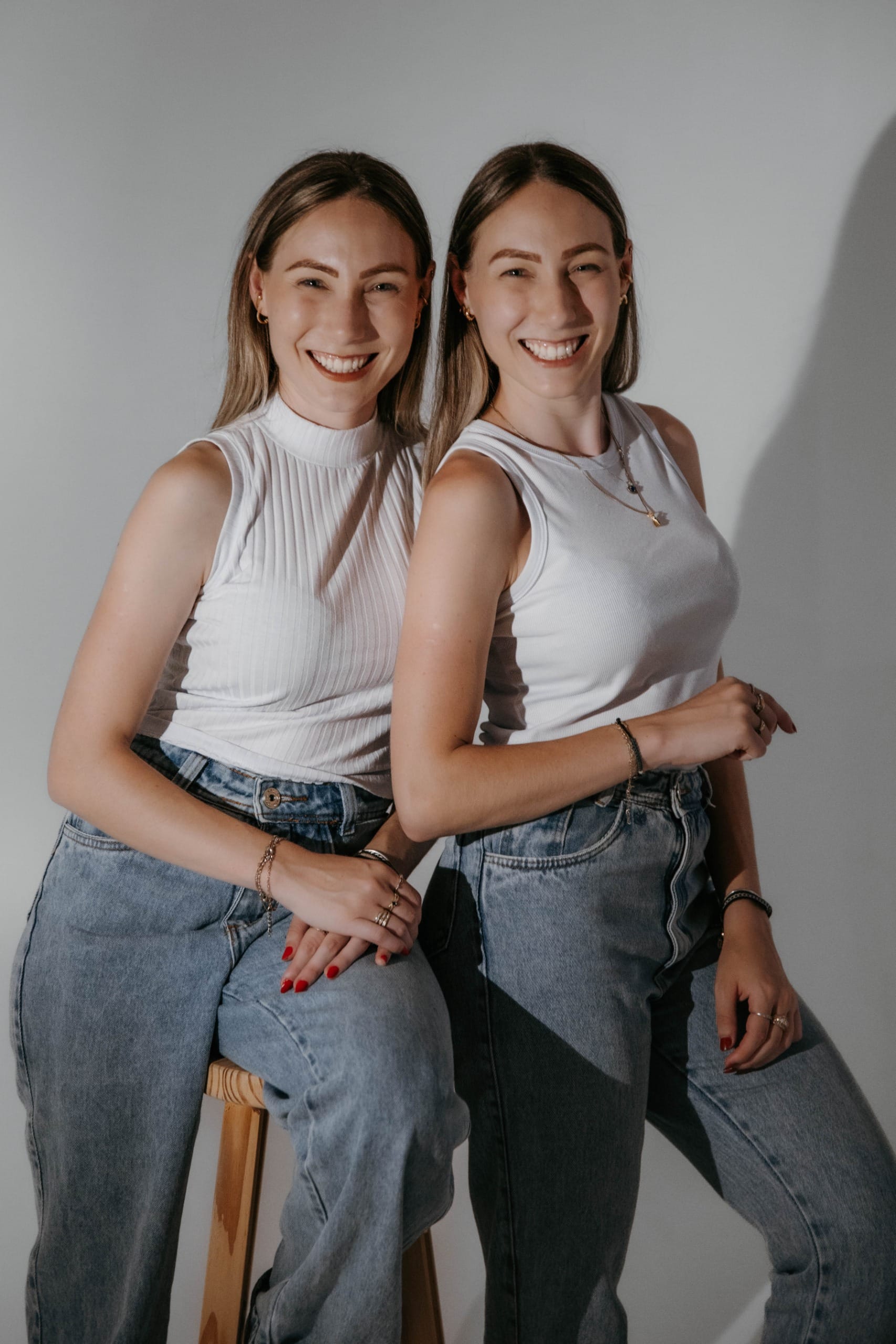 As sócias e irmãs Kaira e Carolina Tomazi, sorrindo lado a lado